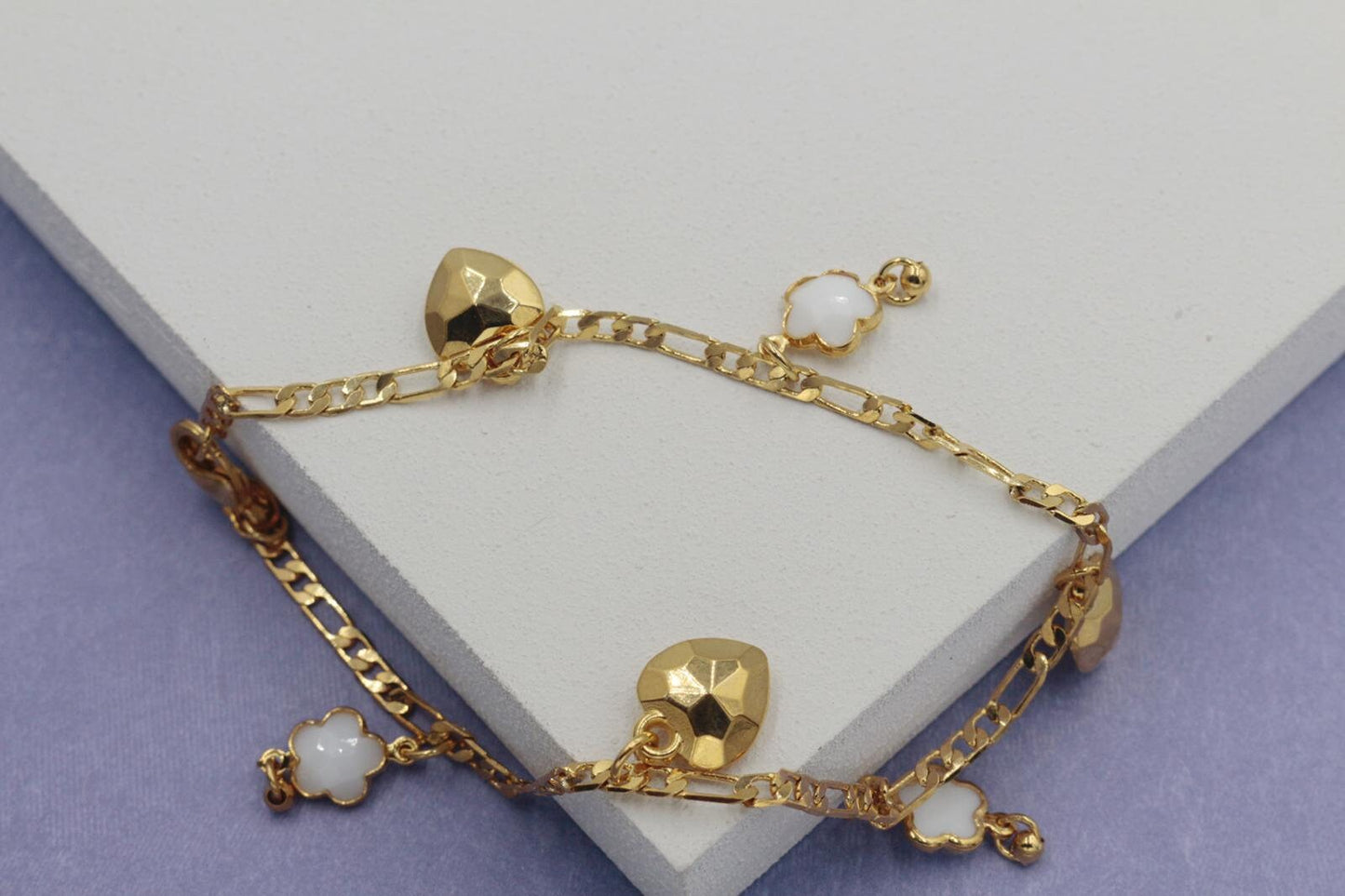 White Flower and Gold Detailed Heart Charms Anklet