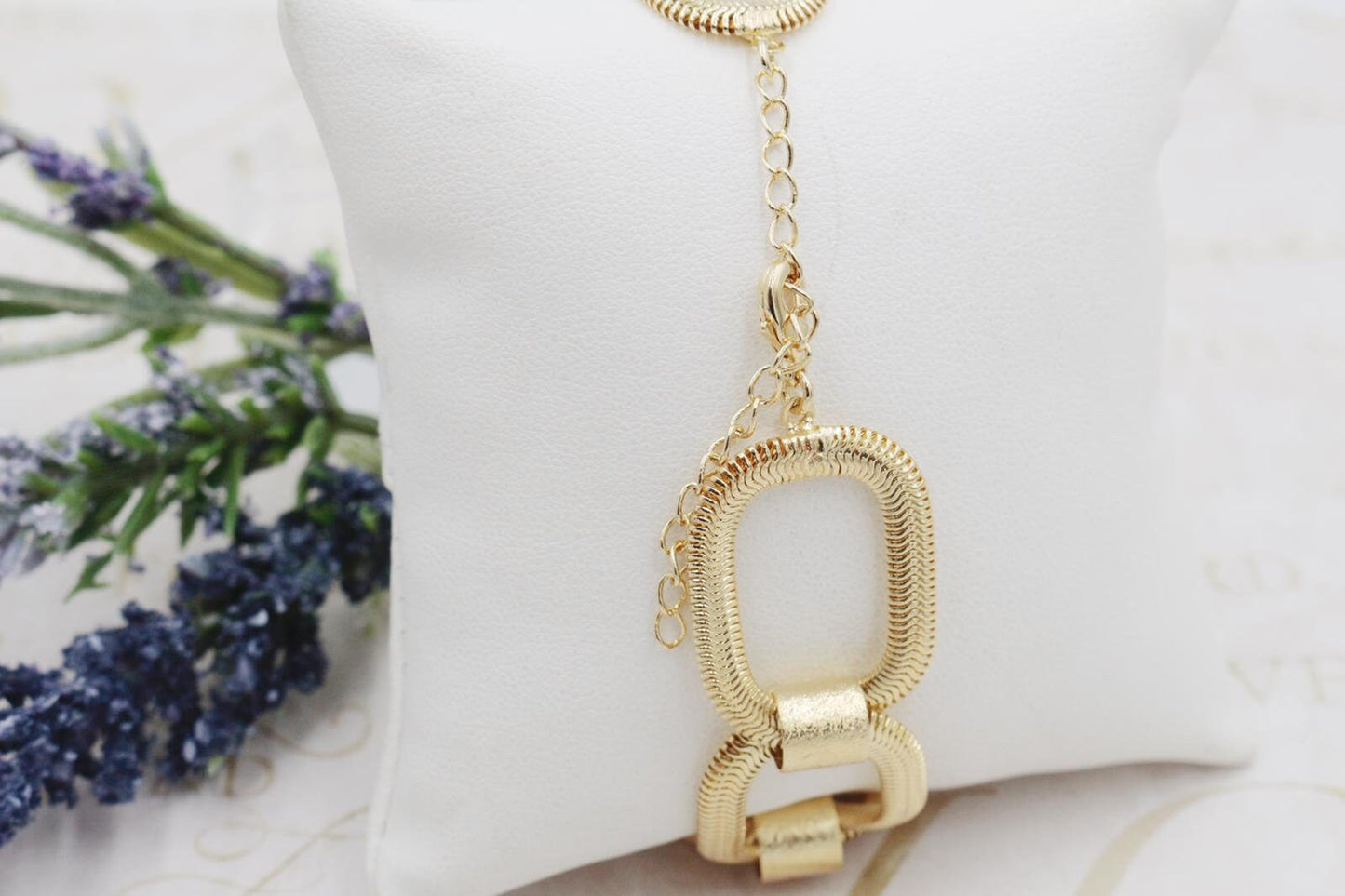 "O" Shaped Detailed Snake Chain Bracelet