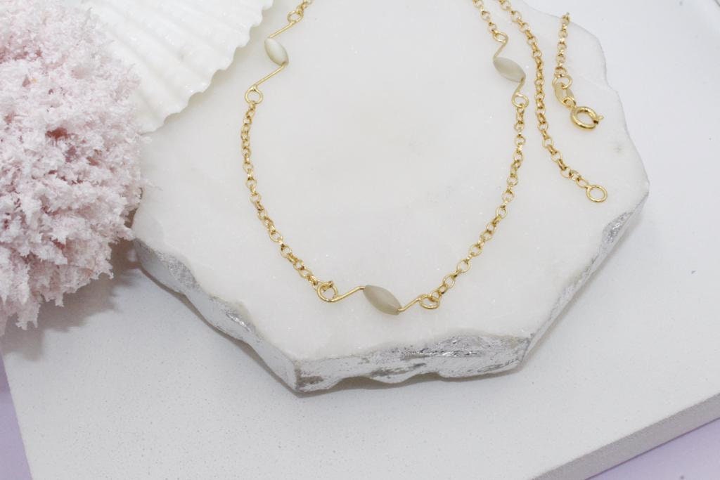 Beautiful White Bead Detailed Rolo Chain Necklace