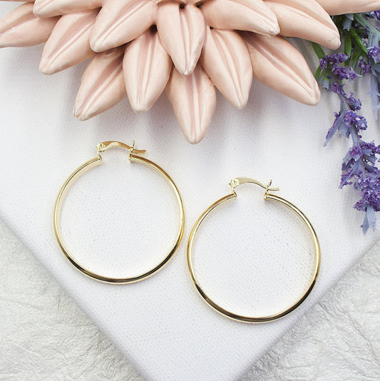 Closed Ring With Designed Details Huggie Earrings