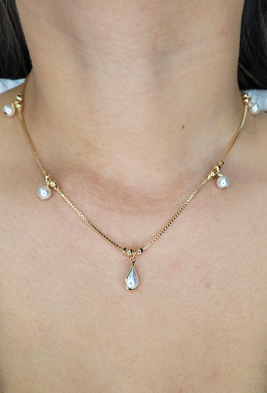 Dainty Tear Pearl Necklace