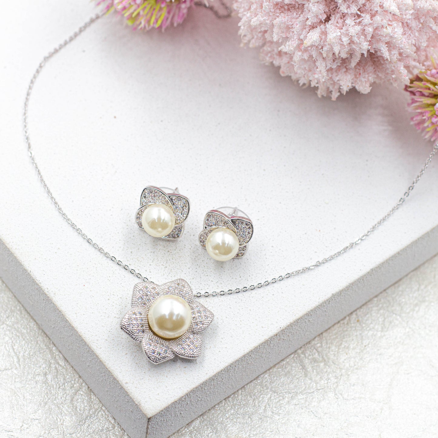 Daisy Flower Pearl Necklace Earrings Set