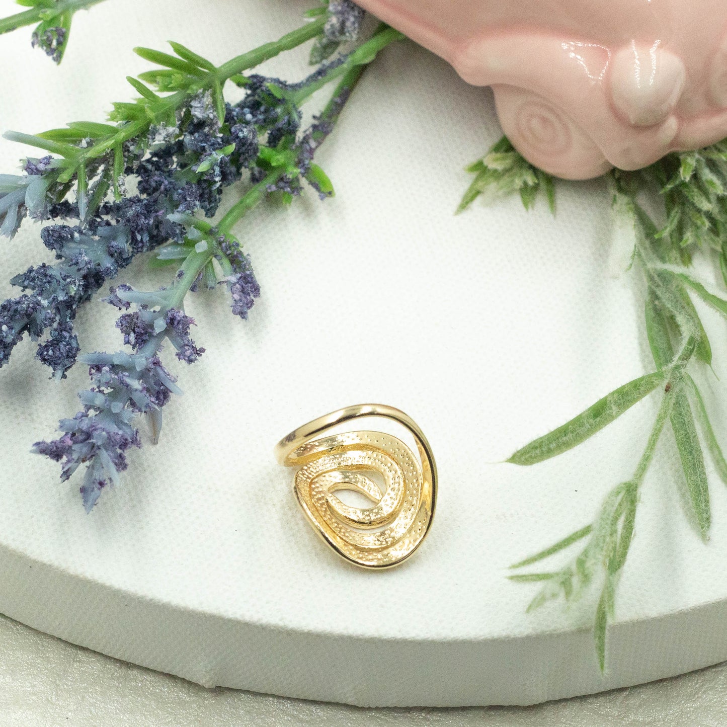 Plain Swirl Gold Ring