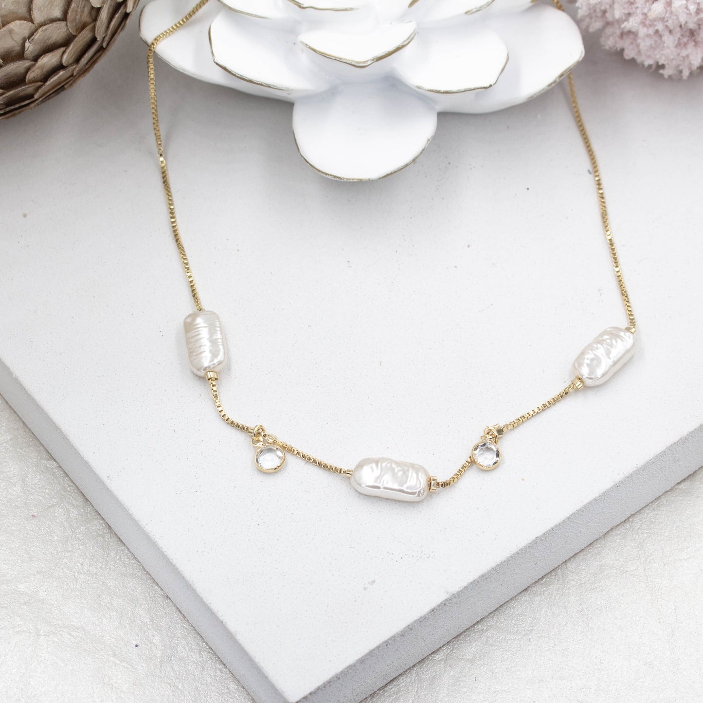 3 Pearls and Light Spot Necklace