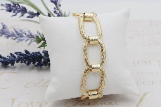 "O" Shaped Detailed Snake Chain Bracelet