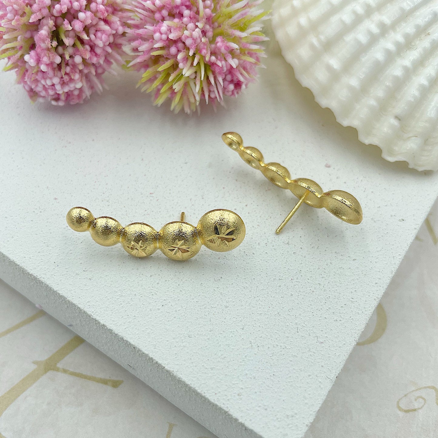 Climbers - 5 Matte Golden Balls Stud Earrings