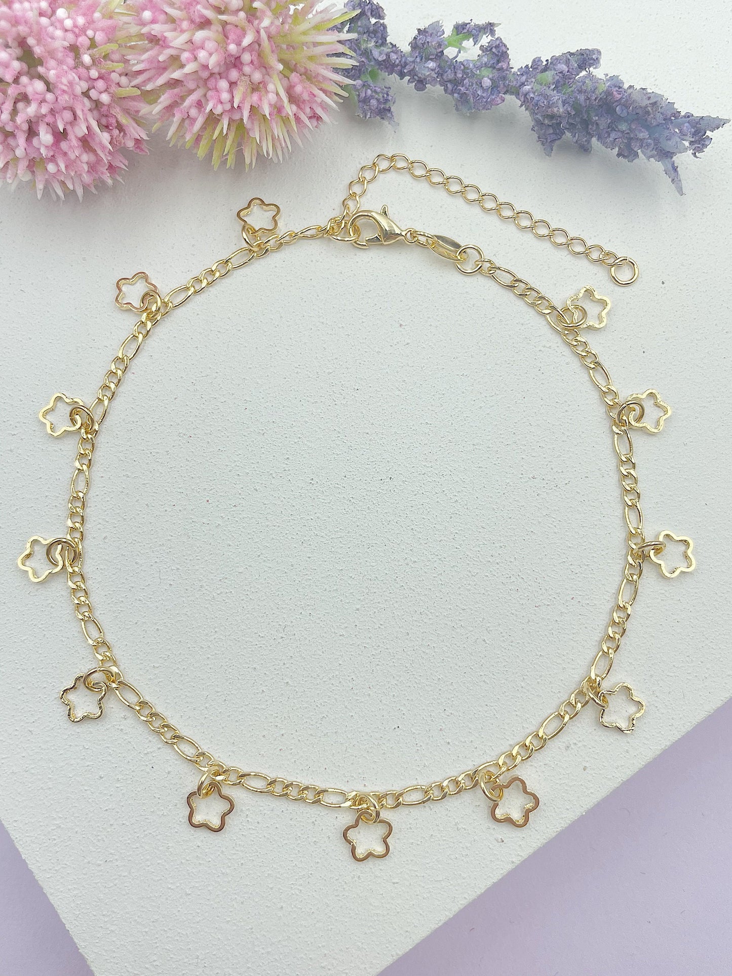 12 Open Stars Hanging From The Figaro Chain Anklet