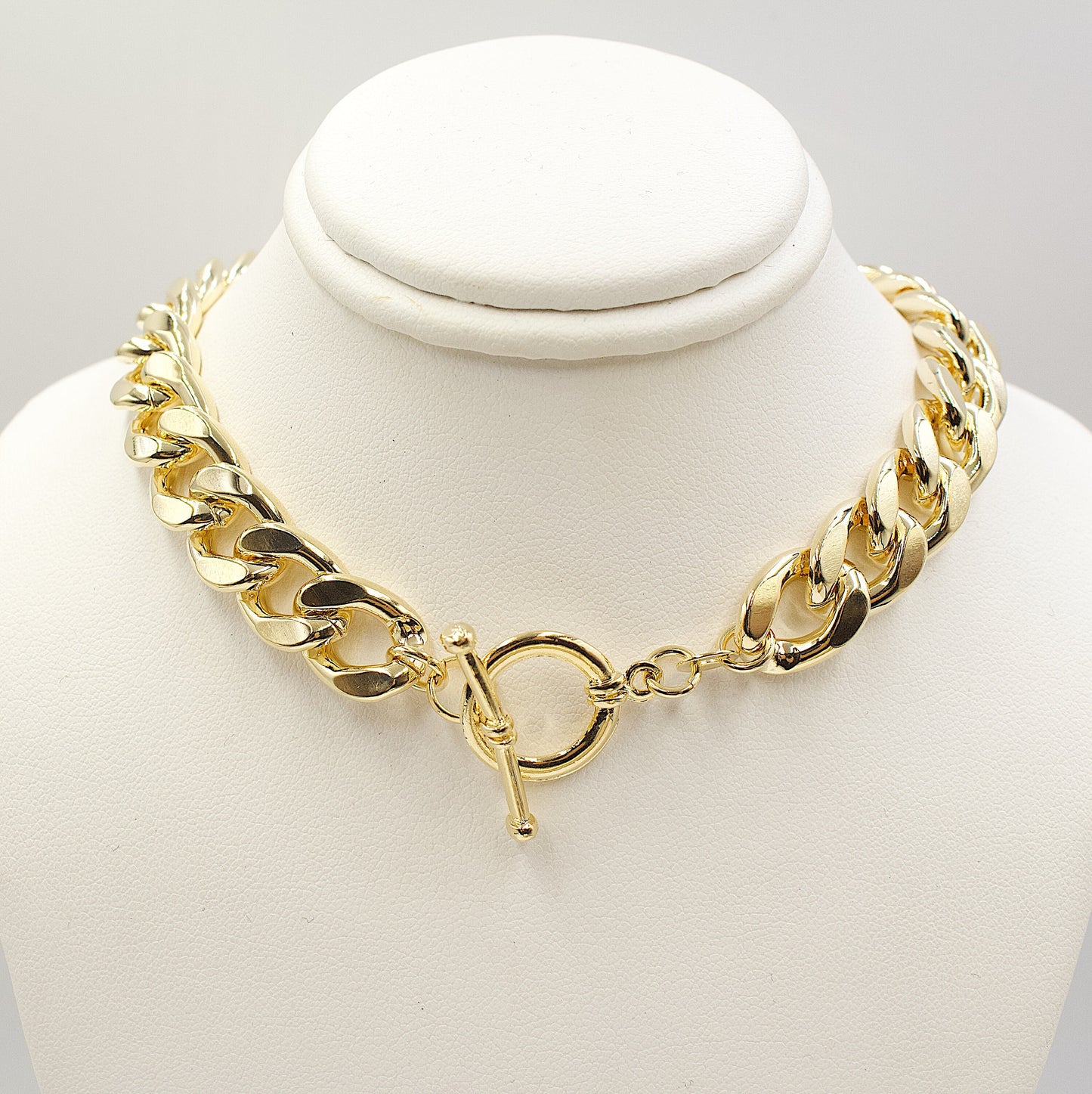 Medium Chain With Toggle Clasp Necklace