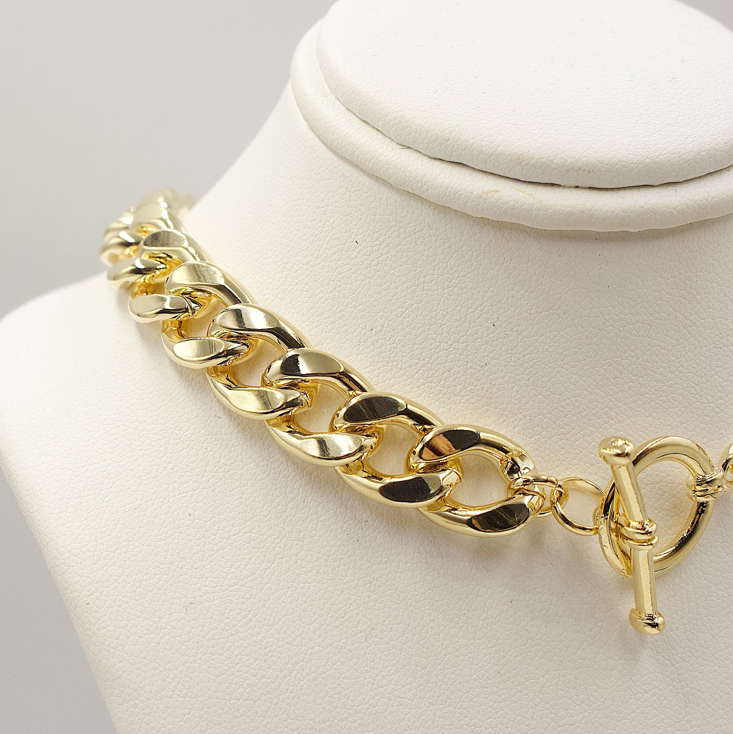 Medium Chain With Toggle Clasp Necklace