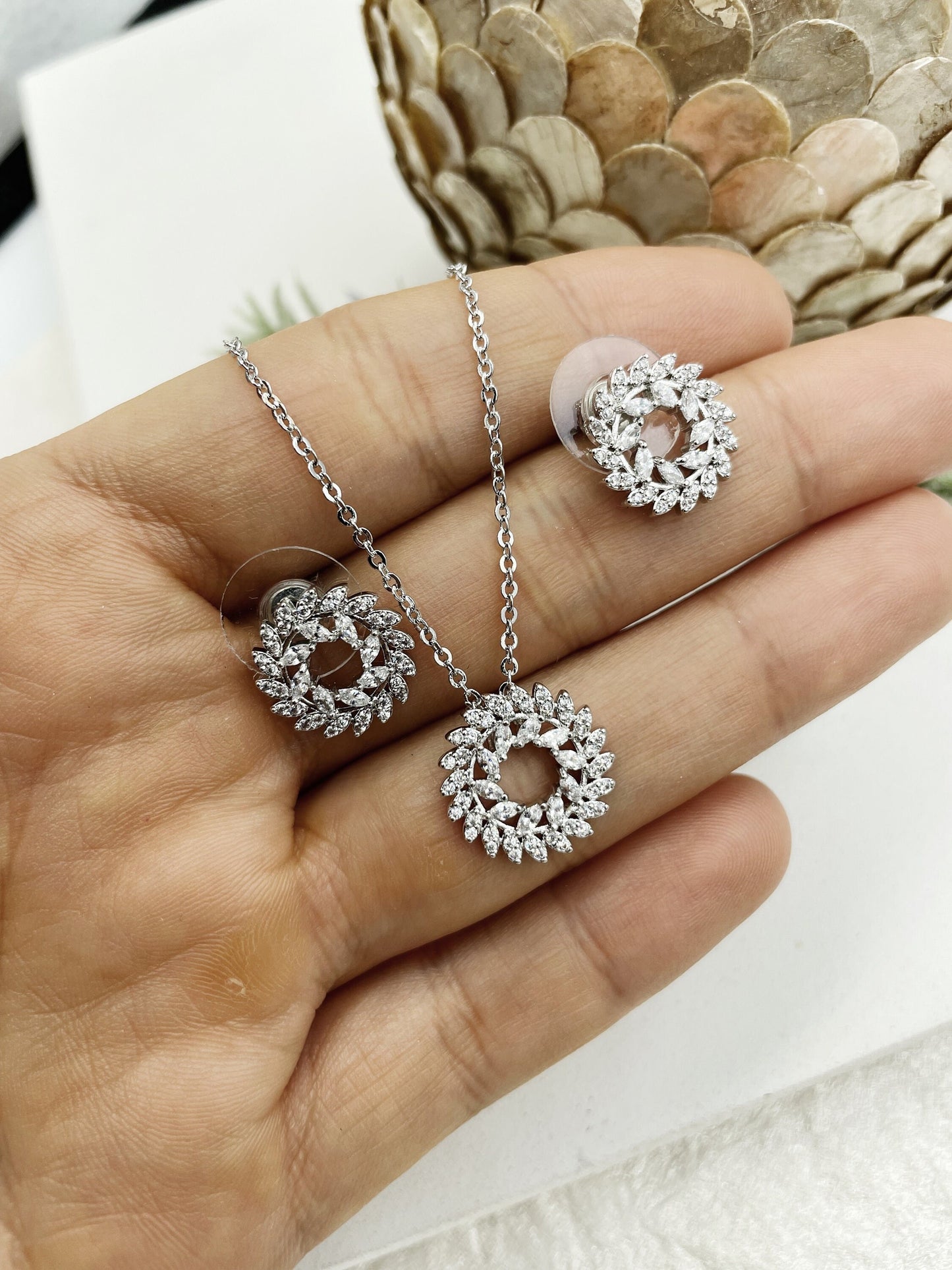 Round Leaves Detail Zirconia Set